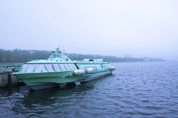 霧天候、ペトロザヴォーツク、カレリア共和国、ロシアで実際に Onego 湖のドックに旅客水中翼船. — ストック写真