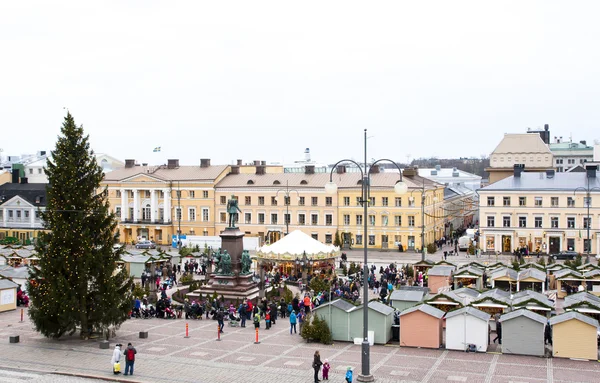Helsinki, Finland - 21 December 2015: de kerstmarkt op het Senaatsplein, Helsinki stad — Stockfoto