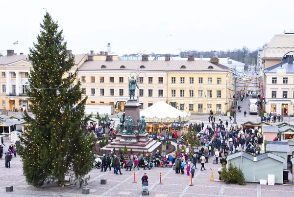 Helsinki, Finlandiya - 21 Aralık 2015: Noel pazarı Senato Meydanı ' nda Helsinki şehir