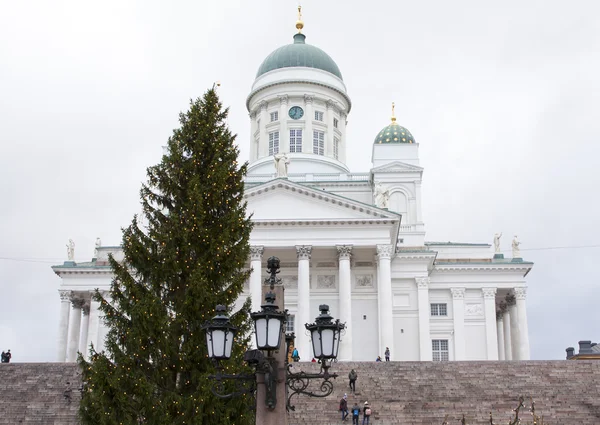 Kathedrale und Weihnachtsbaum in Helsinki, Finnland — Stockfoto
