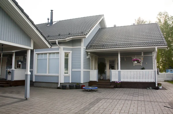 Une maison avec un jardin — Photo