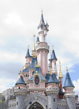 Disneyland, Paris - 14 Mayıs 2016: Disneyland Park Paris, Fransa. Uyku güzellik Castle