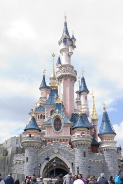 Disneyland, Paris - 14 Mayıs 2016: Disneyland Park Paris, Fransa. Uyku güzellik Castle