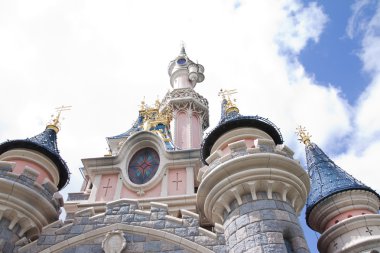Disneyland, Paris - 14 Mayıs 2016: Disneyland Park Paris, Fransa. Uyku güzellik Castle