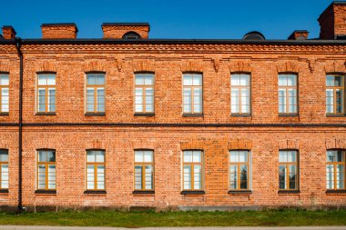 Güneşli bir günde güzel bir kırmızı tuğla bina