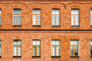 Güneşli bir günde güzel bir kırmızı tuğla bina