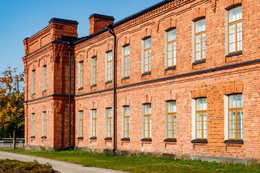 Güneşli bir günde güzel bir kırmızı tuğla bina