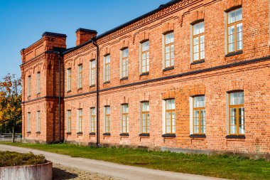 Güneşli bir günde güzel bir kırmızı tuğla bina