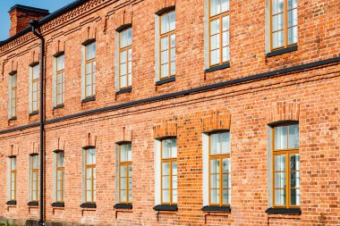 Güneşli bir günde güzel bir kırmızı tuğla bina