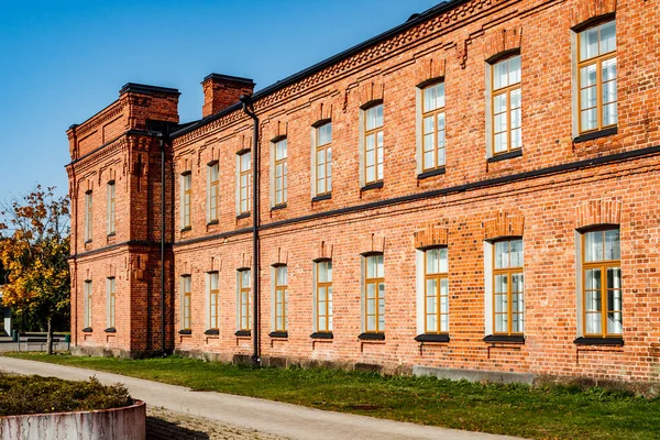 Schönes Rotes Backsteingebäude Sonnigem Tag — Stockfoto