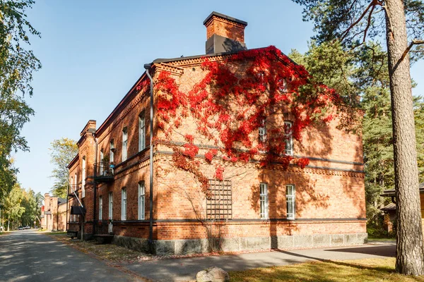 Herbstliche Ansicht Von Rotem Backstein Gebäude Durch Rotes Laub Der — Stockfoto