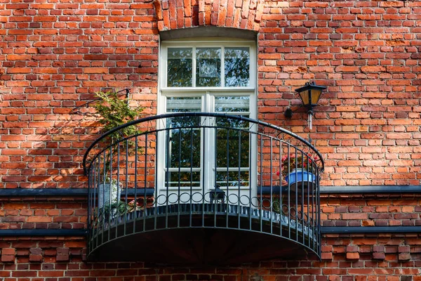 Hermoso Edificio Ladrillo Rojo Vintage Con Balcón Día Soleado — Foto de Stock