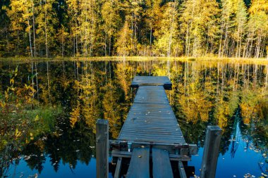 Finlandiya, Lahti 'deki Haransilma Gölü üzerinde güzel bir sonbahar manzarası