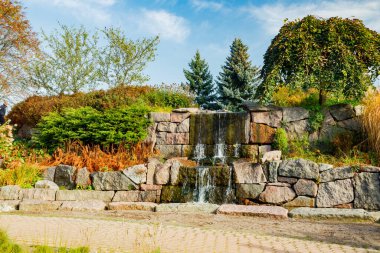 Sonbahar parkında güzel bir şelale, Kotka, Finlandiya