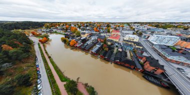 Porvoo, Finlandiya - 2 Ekim 2019: Eski Porvoo, Finlandiya kentinin panoramik sonbahar manzarası.