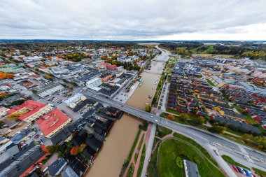 Porvoo, Finlandiya - 2 Ekim 2019: Eski Porvoo, Finlandiya kentinin panoramik sonbahar manzarası.
