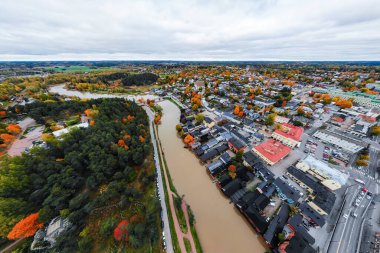 Porvoo, Finlandiya - 2 Ekim 2019: Eski Porvoo, Finlandiya kentinin panoramik sonbahar manzarası.