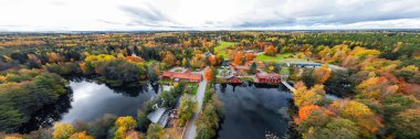 Finlandiya 'nın sonbaharda eski Ruotsinpyhtaa köyünün panoramik hava manzarası.