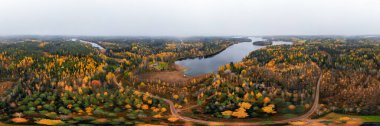Finlandiya 'da sonbahar günü panoramik göl manzarası ve renkli ormanlar. Drone fotoğrafçılığı