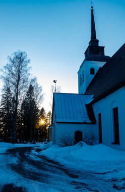 Valkeala 'nın güzel beyaz kilisesi kış günbatımında, Kouvola, Finlandiya