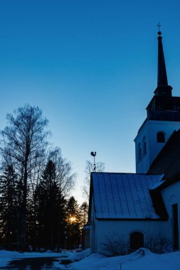 Valkeala 'nın güzel beyaz kilisesi kış günbatımında, Kouvola, Finlandiya