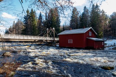 Uzun pozlama fotoğrafı. Jokelanjoki, Kouvola, Finlandiya 'daki eski değirmen