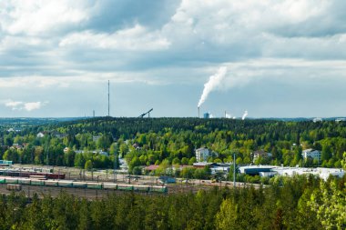 Kouvola, Finlandiya - 22 Mayıs 2021: Demiryolu sahasına güzel bir üst manzara.