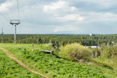 Dağ bisikletçisi damladan atlıyor.