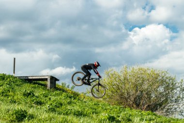 Dağ bisikletçisi damladan atlıyor.