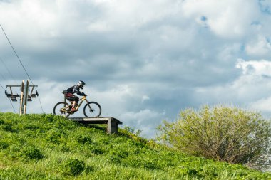 Dağ bisikletçisi damladan atlıyor.