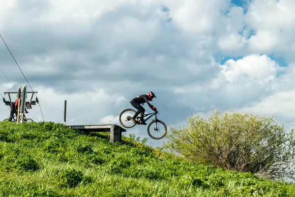Mountainbiker Springt Aus Dem Fallschirm — Stockfoto