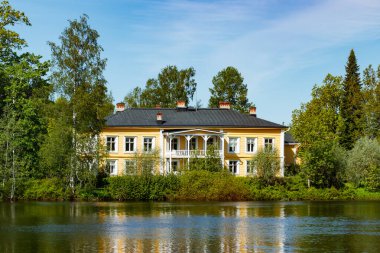 Kouvola, Finlandiya - 3 Haziran 2021: Güzel ahşap Rabbelugn Köşkü - Takamaan Kartano. River Kymijoki Bankası.