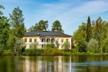 Kouvola, Finlandiya - 3 Haziran 2021: Güzel ahşap Rabbelugn Köşkü - Takamaan Kartano. River Kymijoki Bankası.