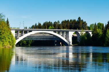 Finlandiya, Kymenlaakso, Kouvola ve Koria 'daki Kymijoki nehir sularının yaz manzarası