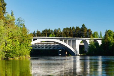 Finlandiya, Kymenlaakso, Kouvola ve Koria 'daki Kymijoki nehir sularının yaz manzarası