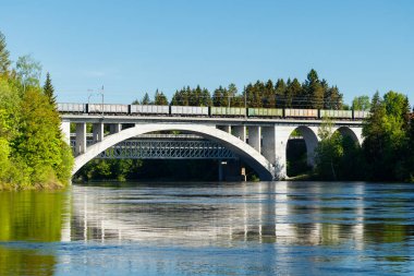 Kouvola, Finlandiya - 4 Haziran 2021: Yük treni hareket halindeyken köprü manzarası