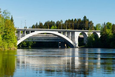 Finlandiya, Kymenlaakso, Kouvola ve Koria 'daki Kymijoki nehir sularının yaz manzarası