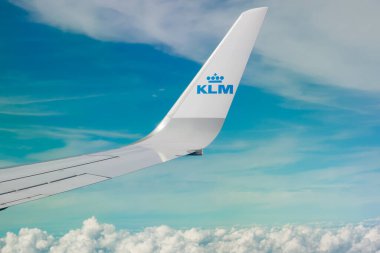 Helsinki, Finlandiya - 7 Temmuz 2021: KLM Ovası mavi gökyüzü üzerinde. Helsinki 'den Amsterdam' a.