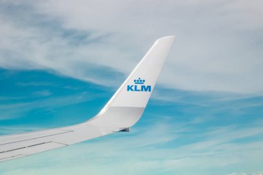 Helsinki, Finlandiya - 7 Temmuz 2021: KLM Ovası mavi gökyüzü üzerinde. Helsinki 'den Amsterdam' a.
