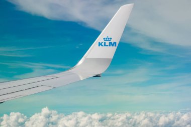 Helsinki, Finlandiya - 7 Temmuz 2021: KLM Ovası mavi gökyüzü üzerinde. Helsinki 'den Amsterdam' a.