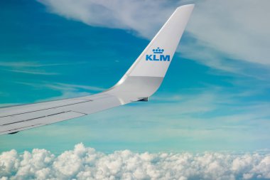 Helsinki, Finlandiya - 7 Temmuz 2021: KLM Ovası mavi gökyüzü üzerinde. Helsinki 'den Amsterdam' a.