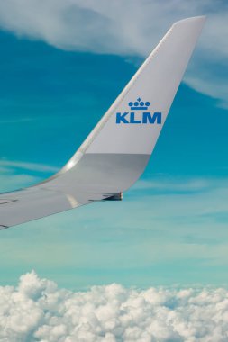 Helsinki, Finlandiya - 7 Temmuz 2021: KLM Ovası mavi gökyüzü üzerinde. Helsinki 'den Amsterdam' a.