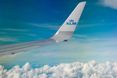 Helsinki, Finlandiya - 7 Temmuz 2021: KLM Ovası mavi gökyüzü üzerinde. Helsinki 'den Amsterdam' a.