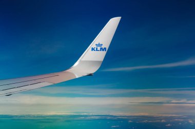 Helsinki, Finlandiya - 7 Temmuz 2021: KLM Ovası mavi gökyüzü üzerinde. Helsinki 'den Amsterdam' a.