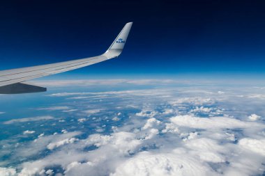 Helsinki, Finlandiya - 7 Temmuz 2021: KLM Ovası mavi gökyüzü üzerinde. Helsinki 'den Amsterdam' a.