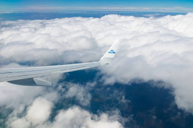 Helsinki, Finlandiya - 7 Temmuz 2021: KLM Ovası mavi gökyüzü üzerinde. Helsinki 'den Amsterdam' a.