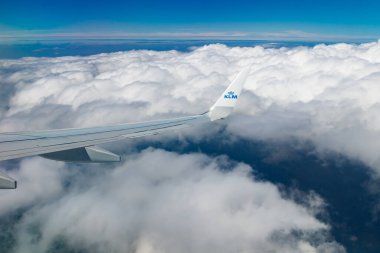 Helsinki, Finlandiya - 7 Temmuz 2021: KLM Ovası mavi gökyüzü üzerinde. Helsinki 'den Amsterdam' a.