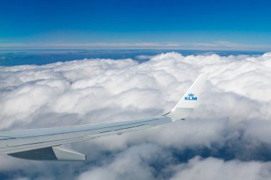 Helsinki, Finlandiya - 7 Temmuz 2021: KLM Ovası mavi gökyüzü üzerinde. Helsinki 'den Amsterdam' a.