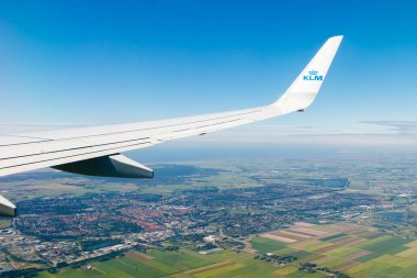 Amsterdam, Hollanda - 7 Temmuz 2021: Hollanda üzerinde KLM Ovası. Helsinki 'den Amsterdam' a.