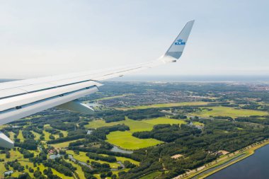Amsterdam, Hollanda - 7 Temmuz 2021: Hollanda üzerinde KLM Ovası. Helsinki 'den Amsterdam' a.